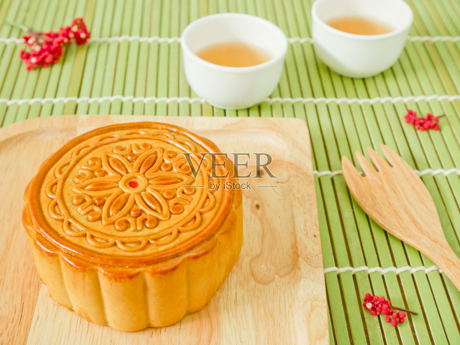 中秋节用木盘子装的月饼照片摄影图片
