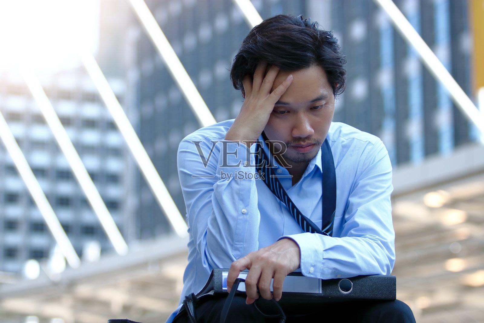 沮丧压力年轻的亚洲商人触摸头和感觉疲倦或悲伤他的工作照片摄影图片