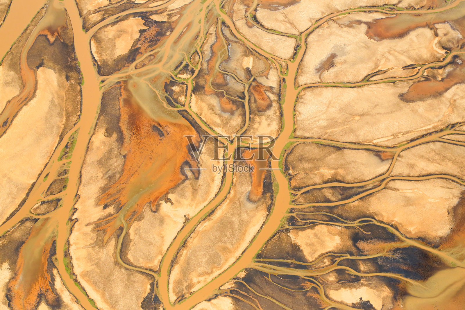 东非大裂谷的纳特龙湖鸟瞰图，位于肯尼亚和坦桑尼亚的边界上照片摄影图片