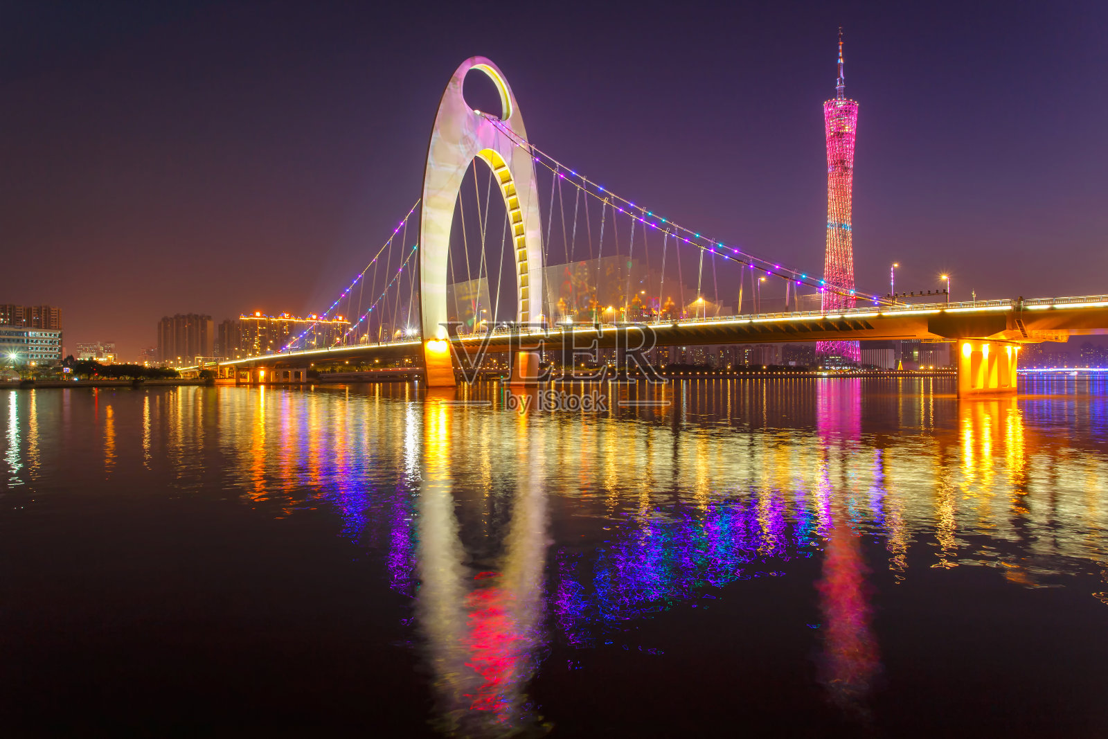 日落时分的灯光秀，珠江现代大桥和广州金融区现代大厦照片摄影图片