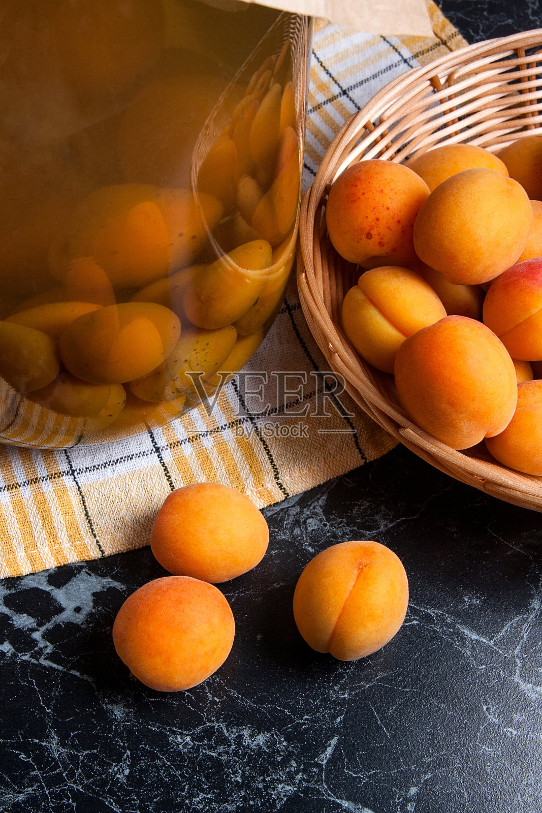 新鲜的有机收获杏篮和杏罐头果盘照片摄影图片