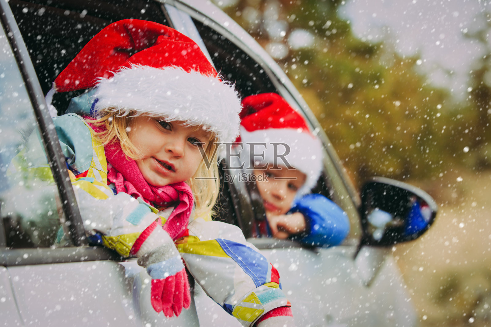 圣诞汽车旅行-快乐的孩子在冬天旅行照片摄影图片