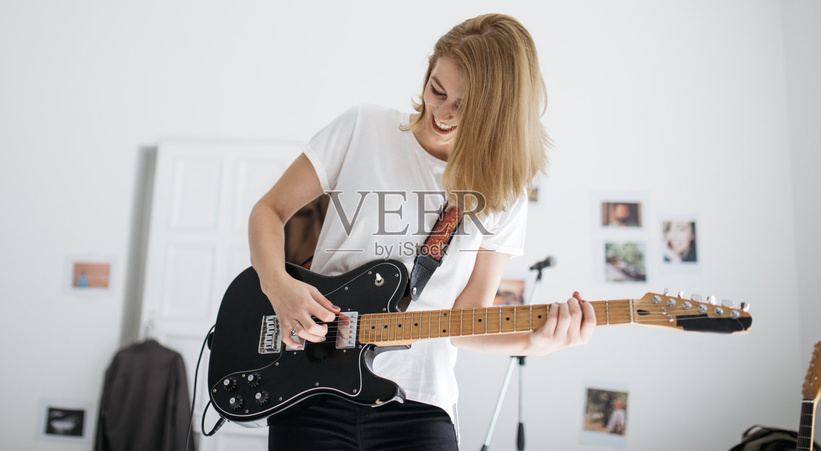 弹奏电吉他的美女照片摄影图片