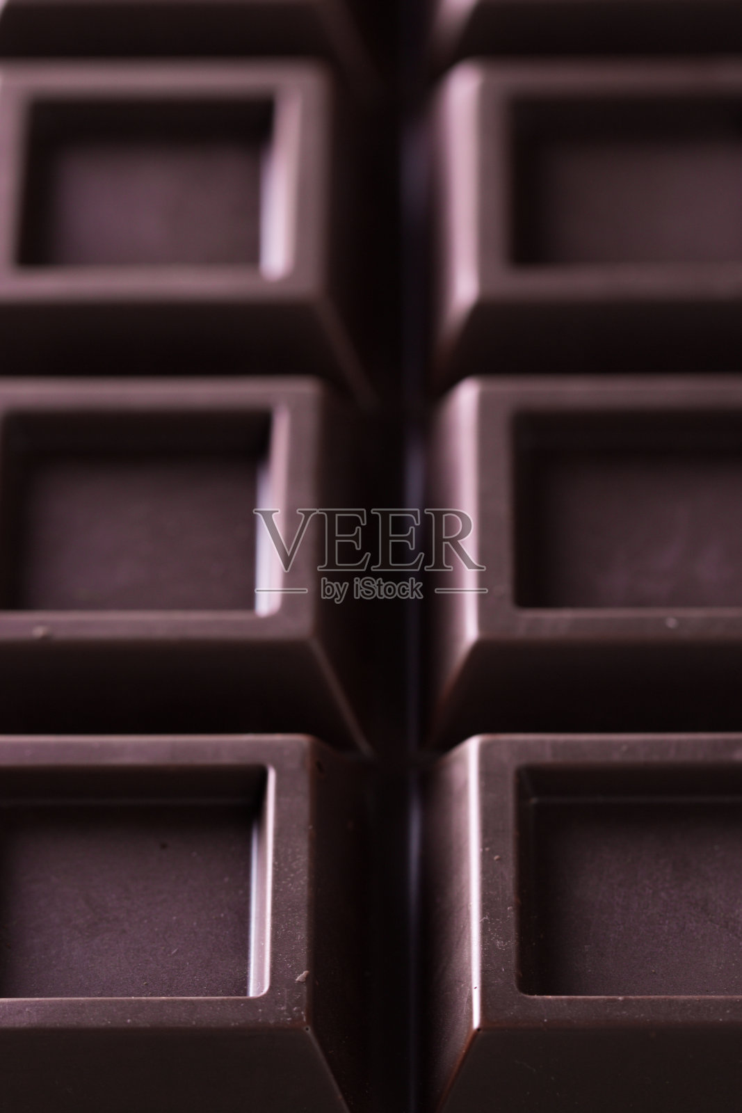 黑巧克力堆，木桌上，巧克力概念背景照片摄影图片