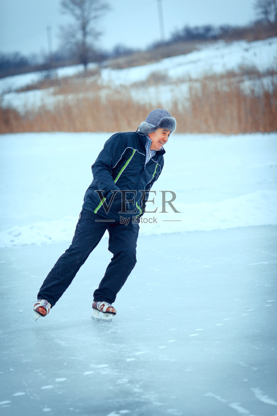 男人在冬天的山上滑冰照片摄影图片
