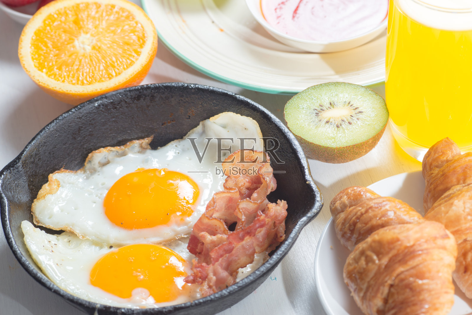 营养早餐，草莓，面包，咖啡，橙汁，香肠，鸡蛋照片摄影图片