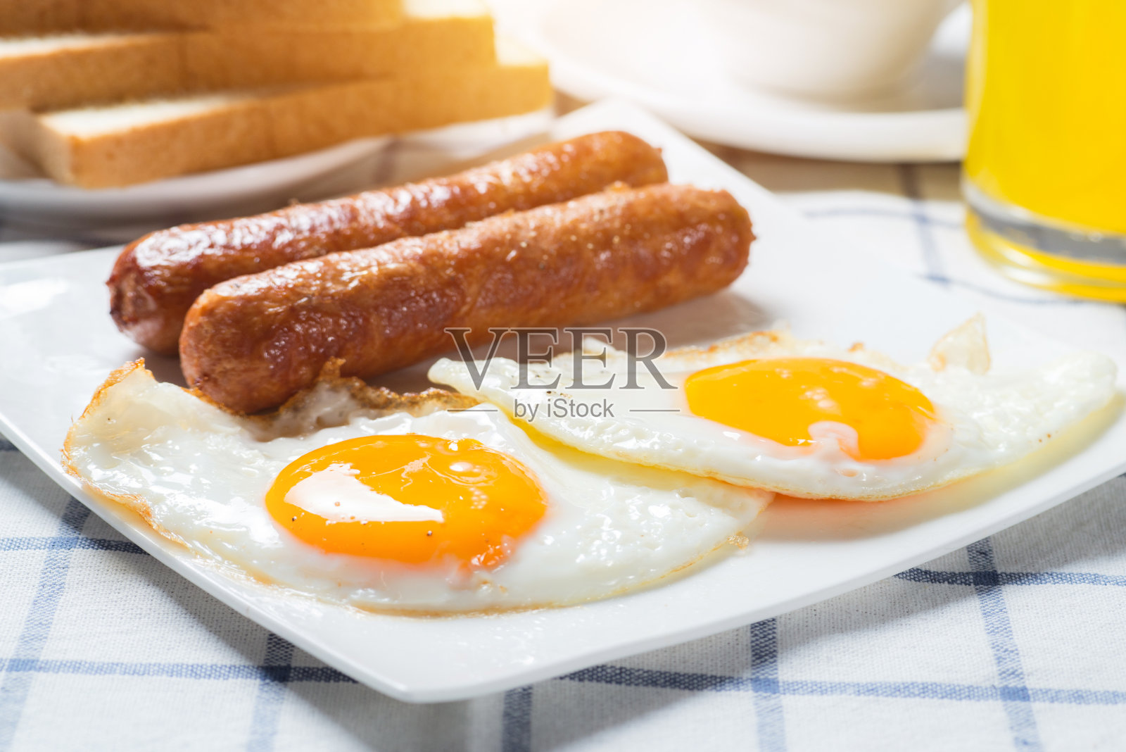 营养早餐，草莓，面包，咖啡，橙汁，香肠，鸡蛋照片摄影图片