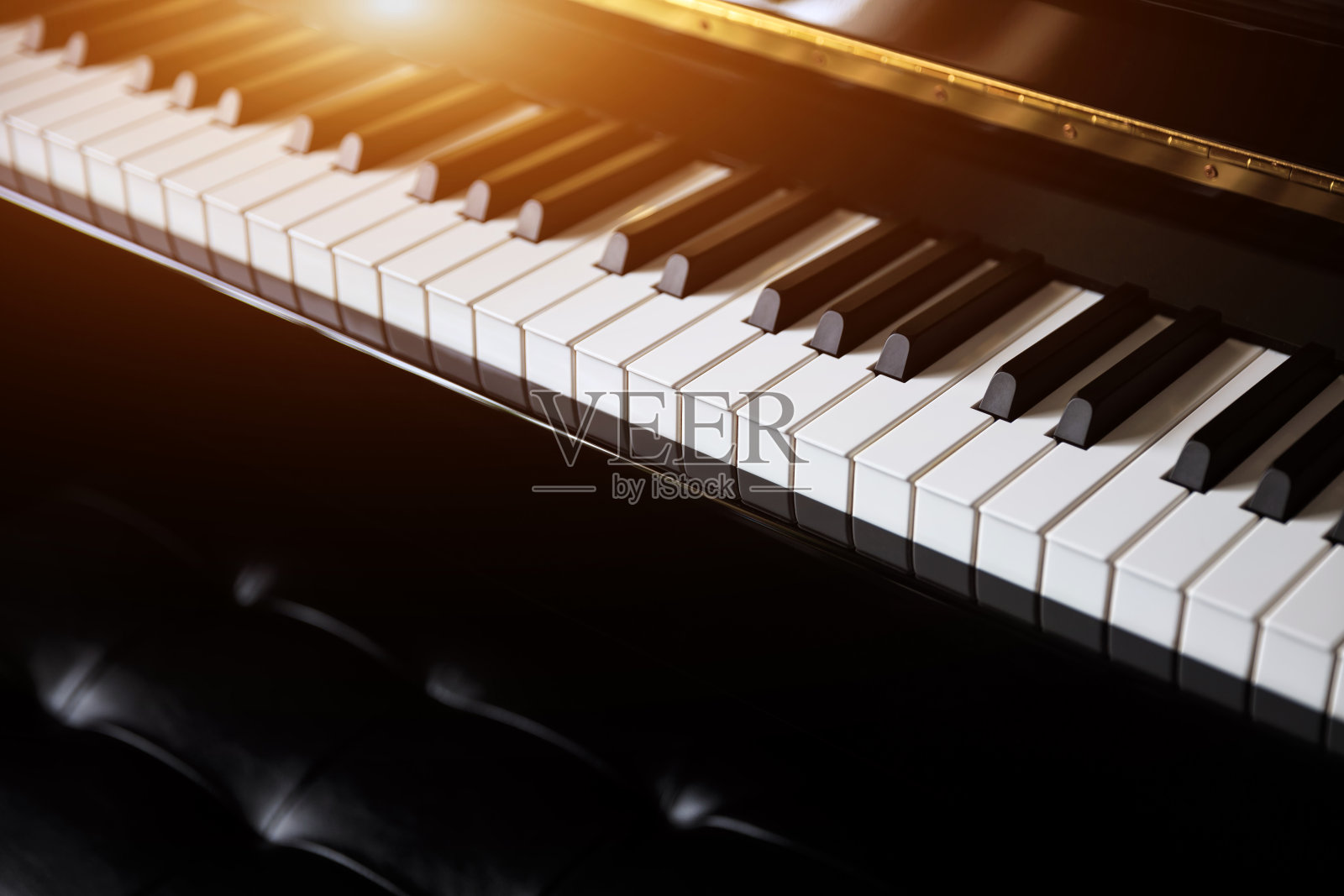 钢琴和钢琴键盘照片摄影图片