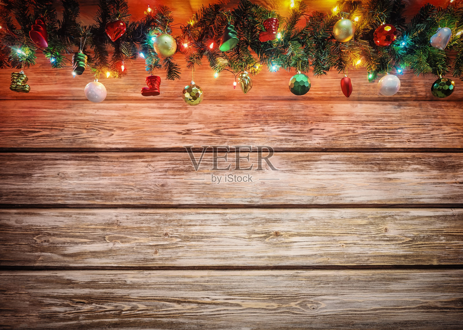圣诞杉木花环装饰木板。明亮的圣诞节和新年背景与空白的文字照片摄影图片