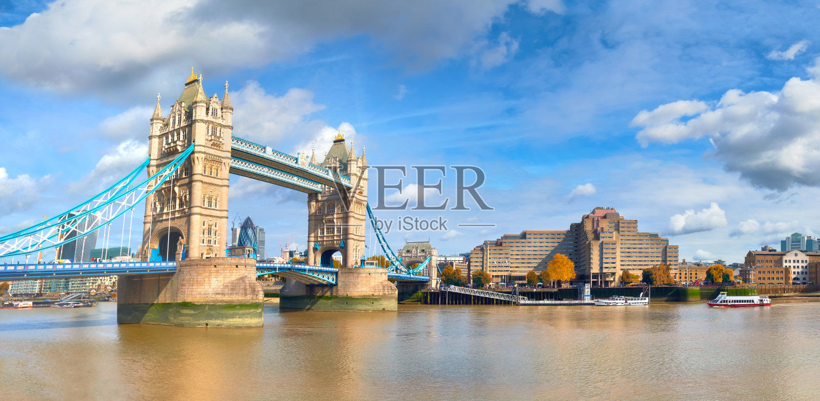 在一个阳光明媚的日子，伦敦塔桥照片摄影图片