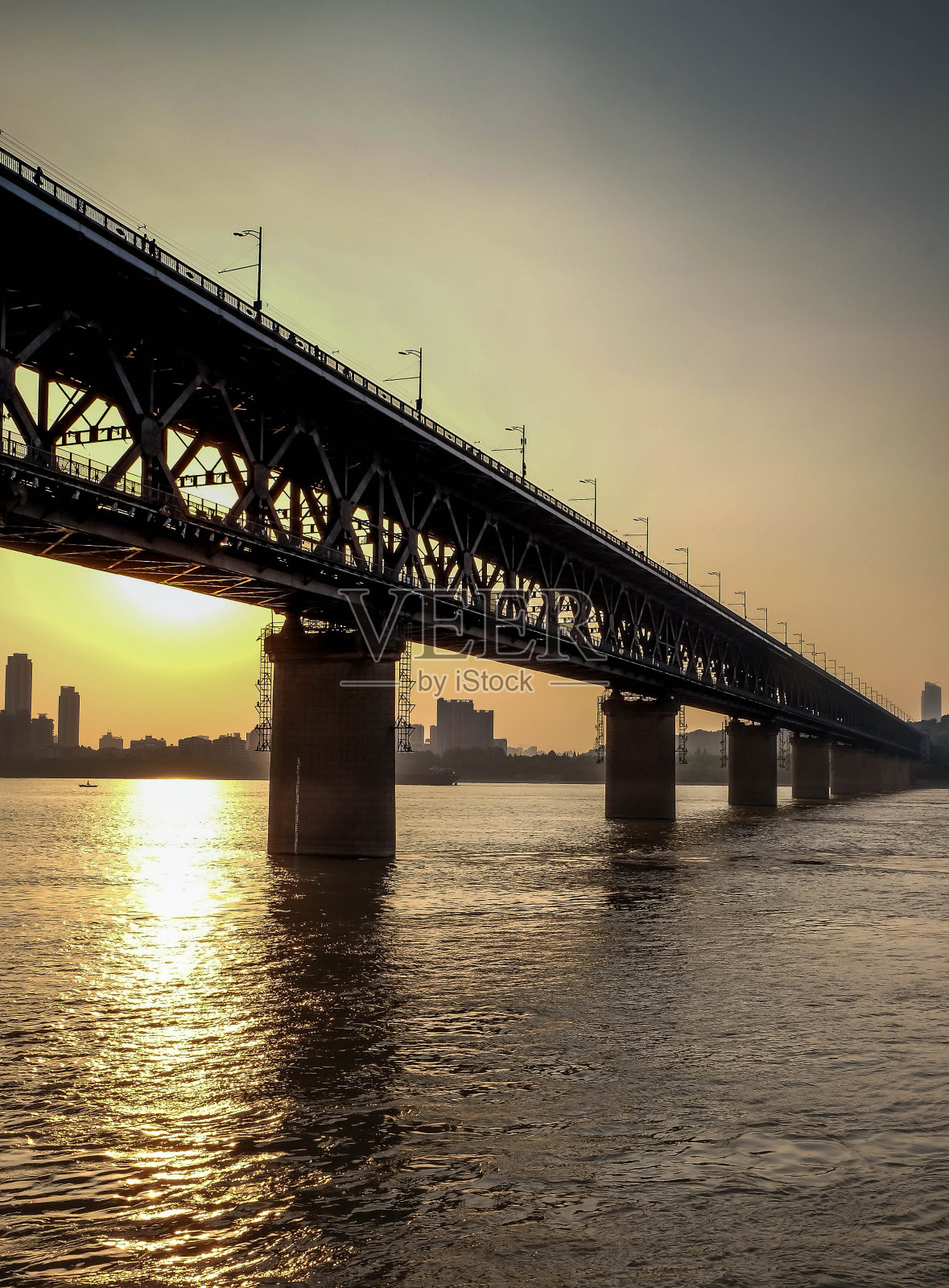 日落时分，武汉长江大桥双层桥。照片摄影图片