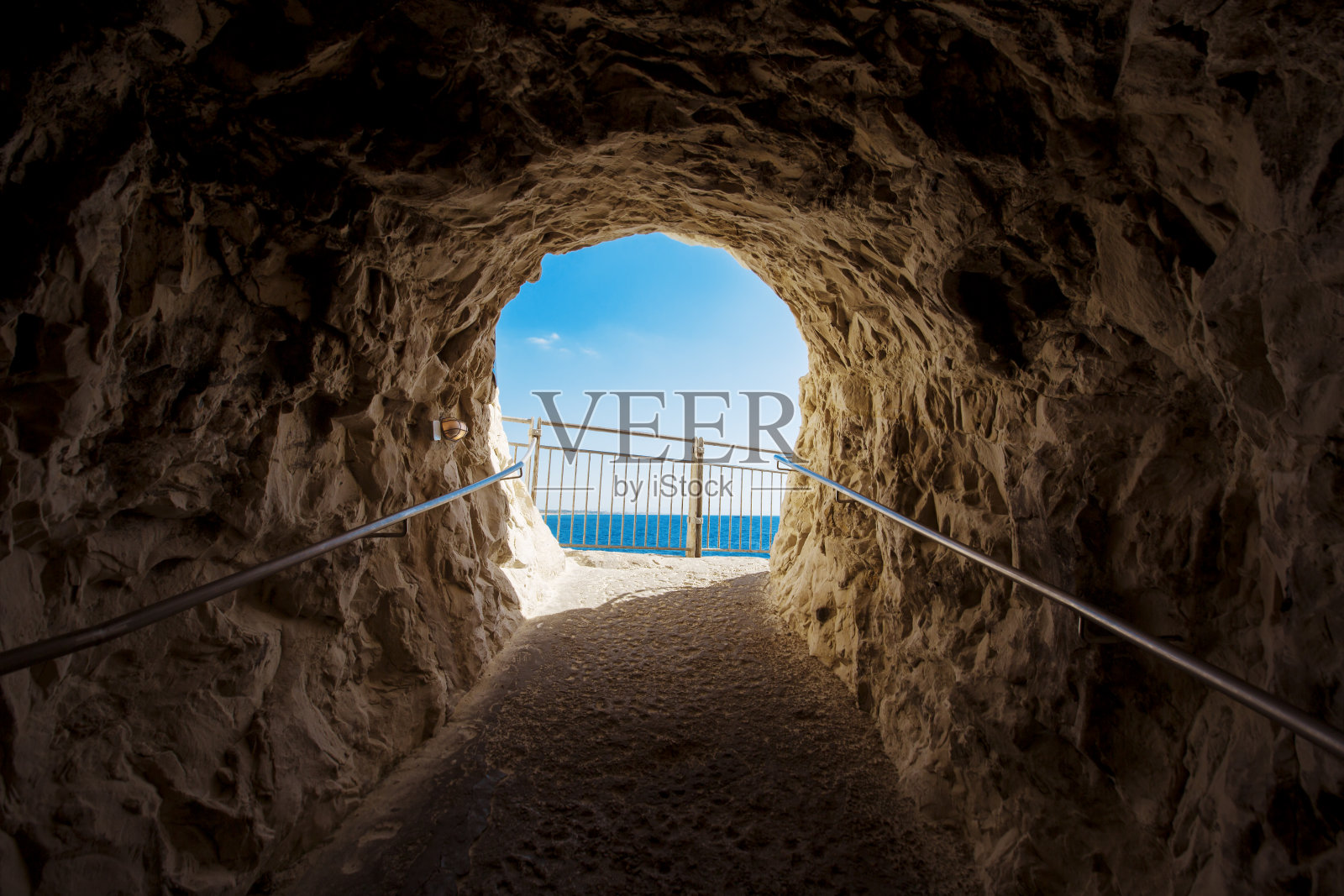 以色列Rosh Hanikra的洞穴出口和蓝天照片摄影图片
