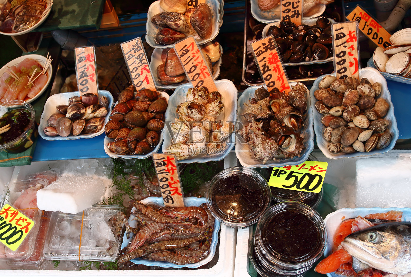 日本东京，世界上最大的鱼和海鲜批发市场筑地市场周围的一家鱼店展示了许多不同的海鲜照片摄影图片