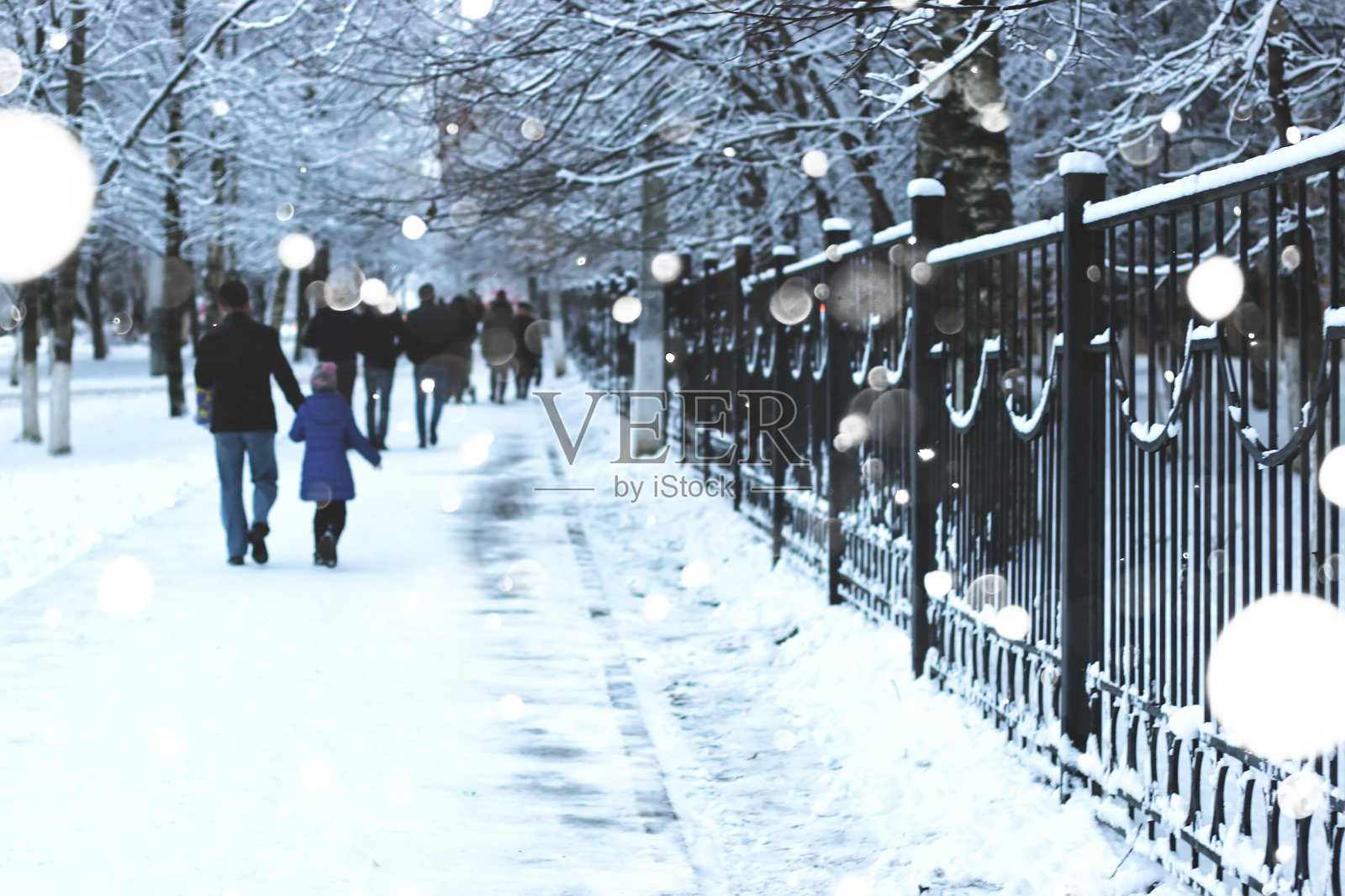 冬天人行道上的栅栏照片摄影图片
