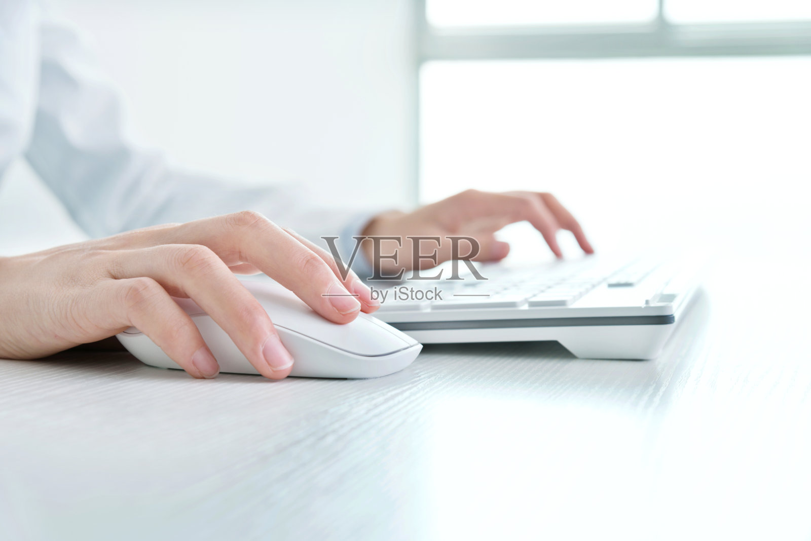 女商人手放在电脑键盘上照片摄影图片