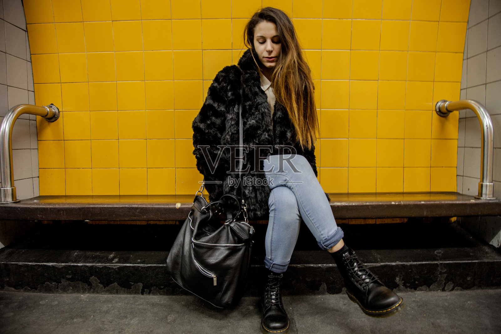一个孤独的女人在伦敦等地铁照片摄影图片