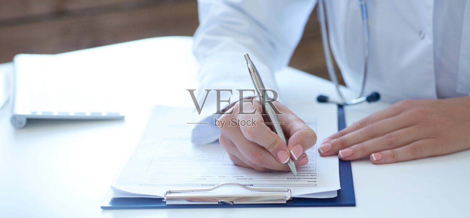 特写女医生双手填写患者登记表。医疗保健和医疗理念。照片摄影图片