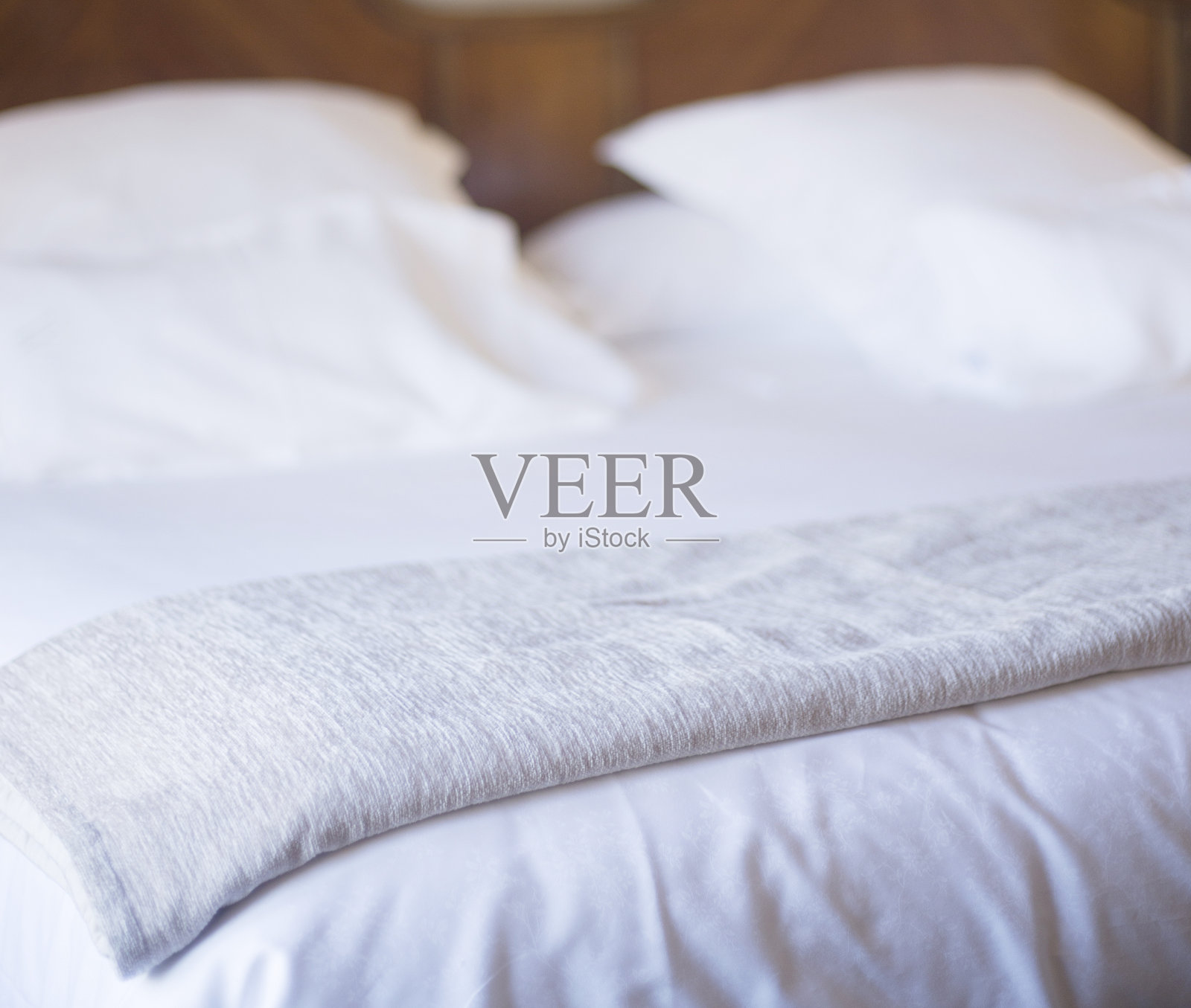 豪华酒店卧室的床干净熨烫整齐，棉质床单和枕头为客人准备好睡觉。照片摄影图片