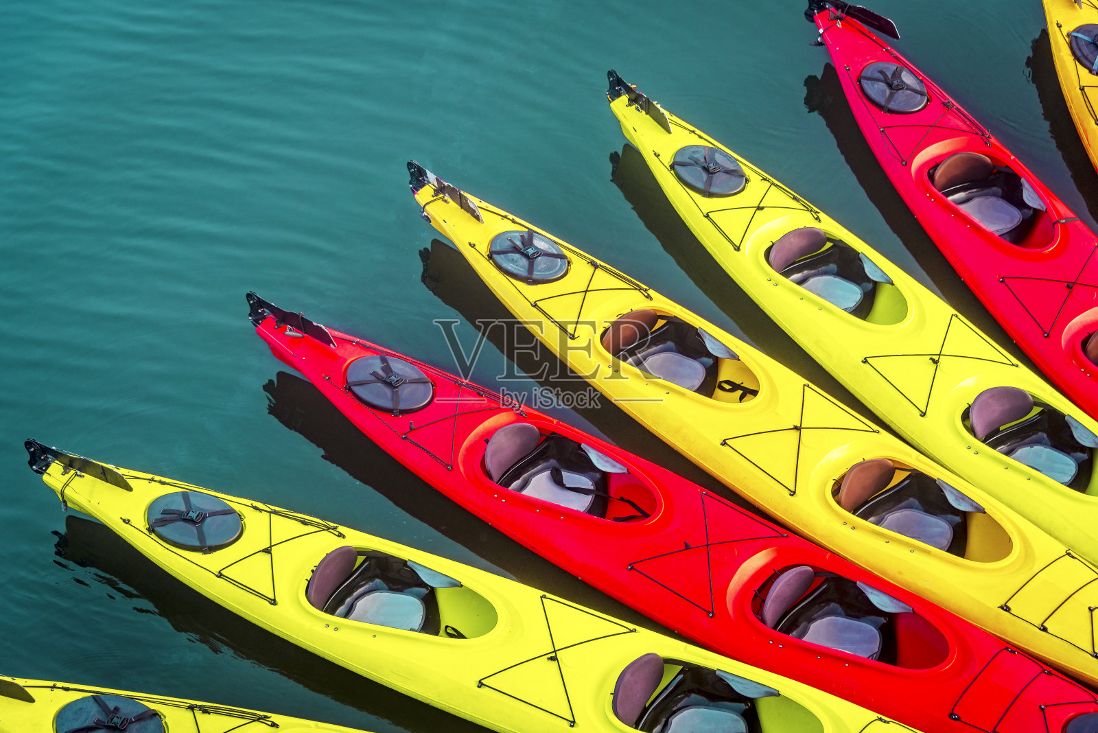 皮划艇背景有许多皮划艇，海面上有红色和黄色的皮划艇照片摄影图片