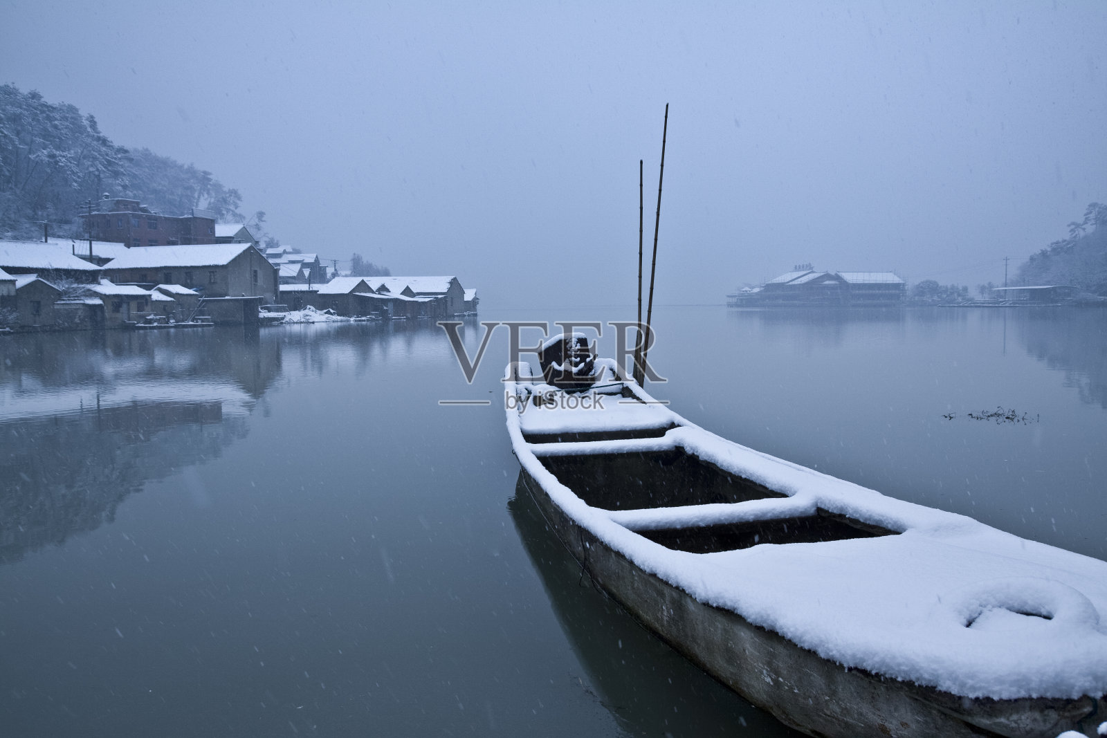 冬天湖中的一条小船照片摄影图片