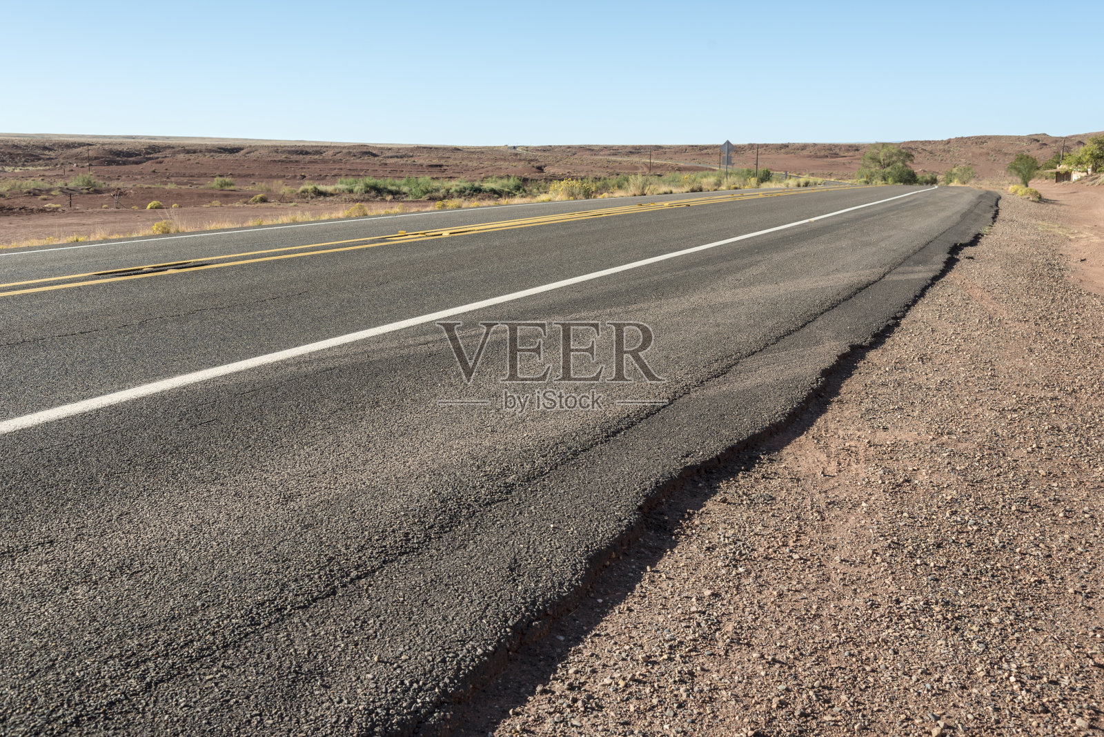孤独的沙漠公路照片摄影图片