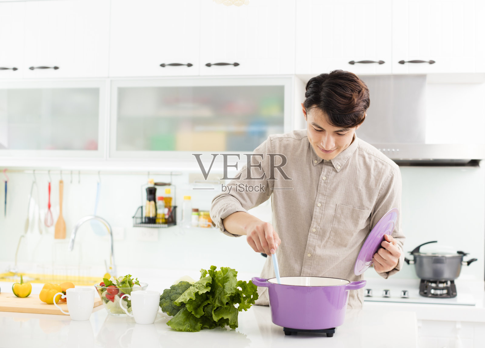 快乐的男人在厨房做饭照片摄影图片_ID:300650282-Veer图库