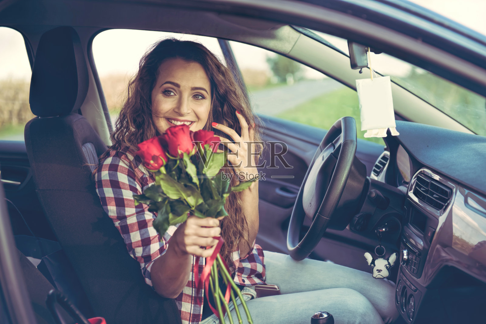一个年轻漂亮的女人正坐在车里照片摄影图片
