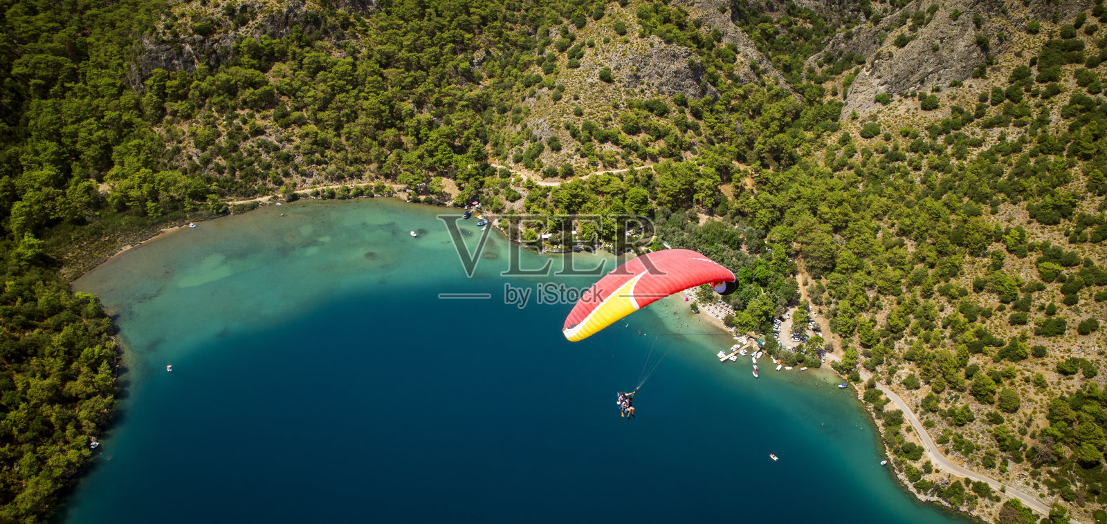 土耳其Oludeniz的双人滑翔伞照片摄影图片