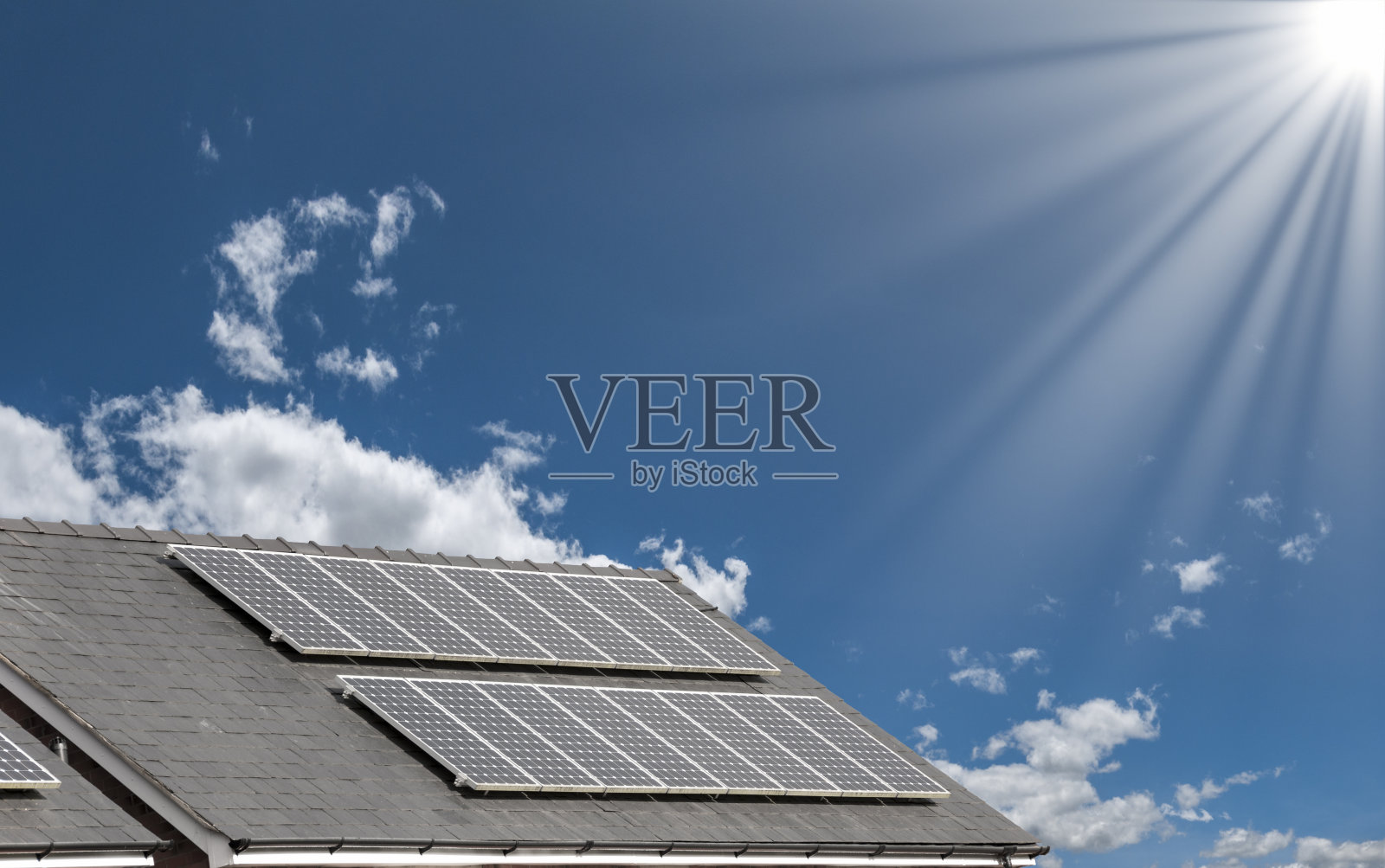 阳光明媚的天空下屋顶上的太阳能电池板照片摄影图片