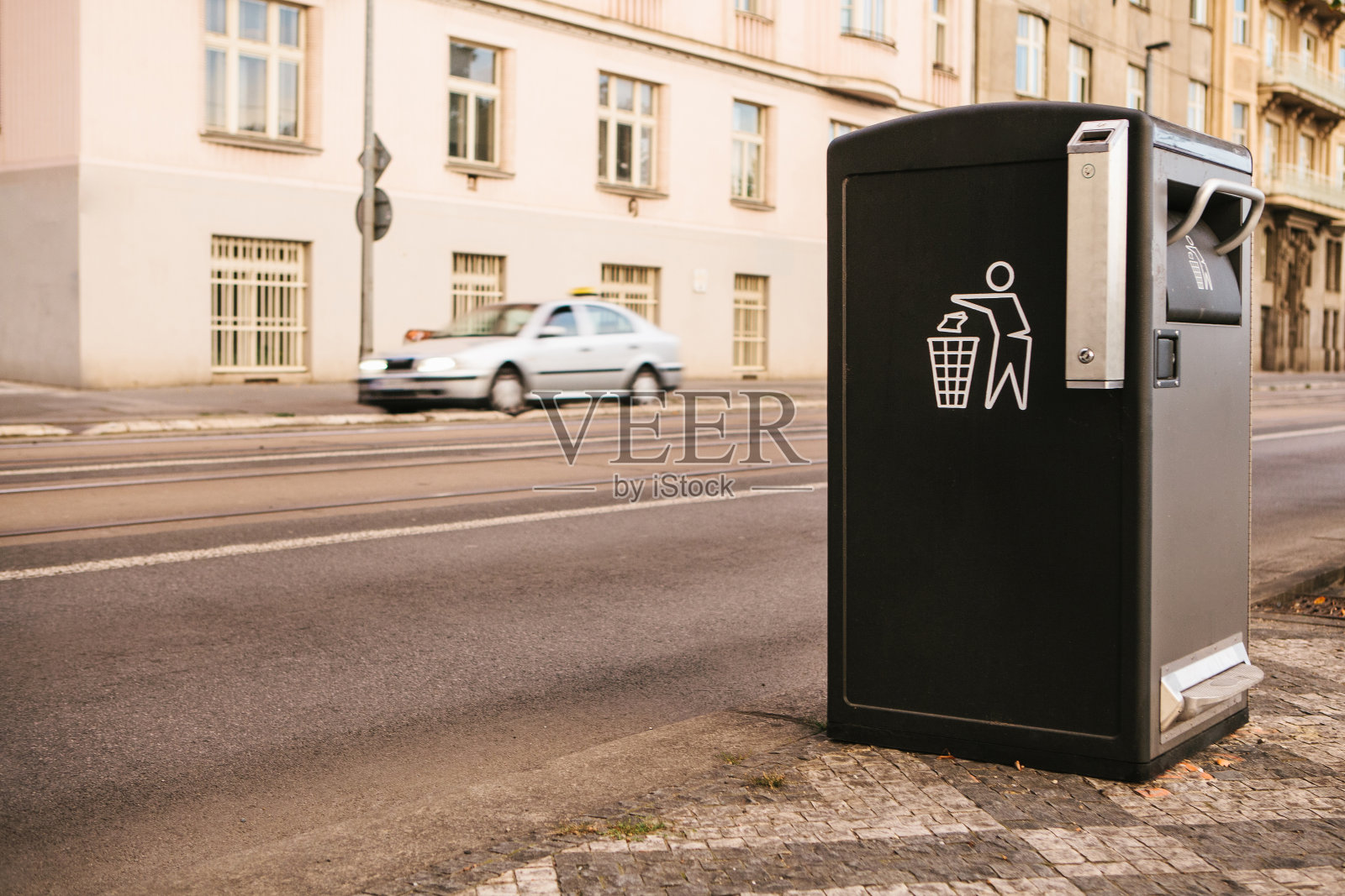 捷克共和国布拉格街头的一个现代智能垃圾桶。在欧洲收集废物，以便日后处理。环保的垃圾收集。照片摄影图片