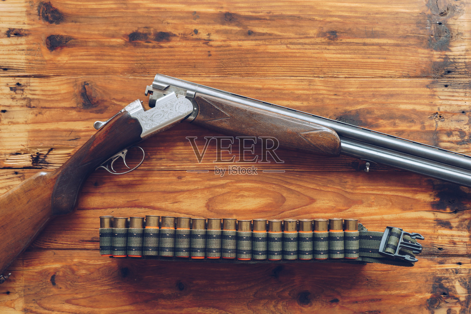 开放式经典双筒猎枪的特写. 白色背景中用于狩猎和运动的武器. 霰弹枪 库存照片 - 图片 包括有 罪行, 橄榄: 224062160