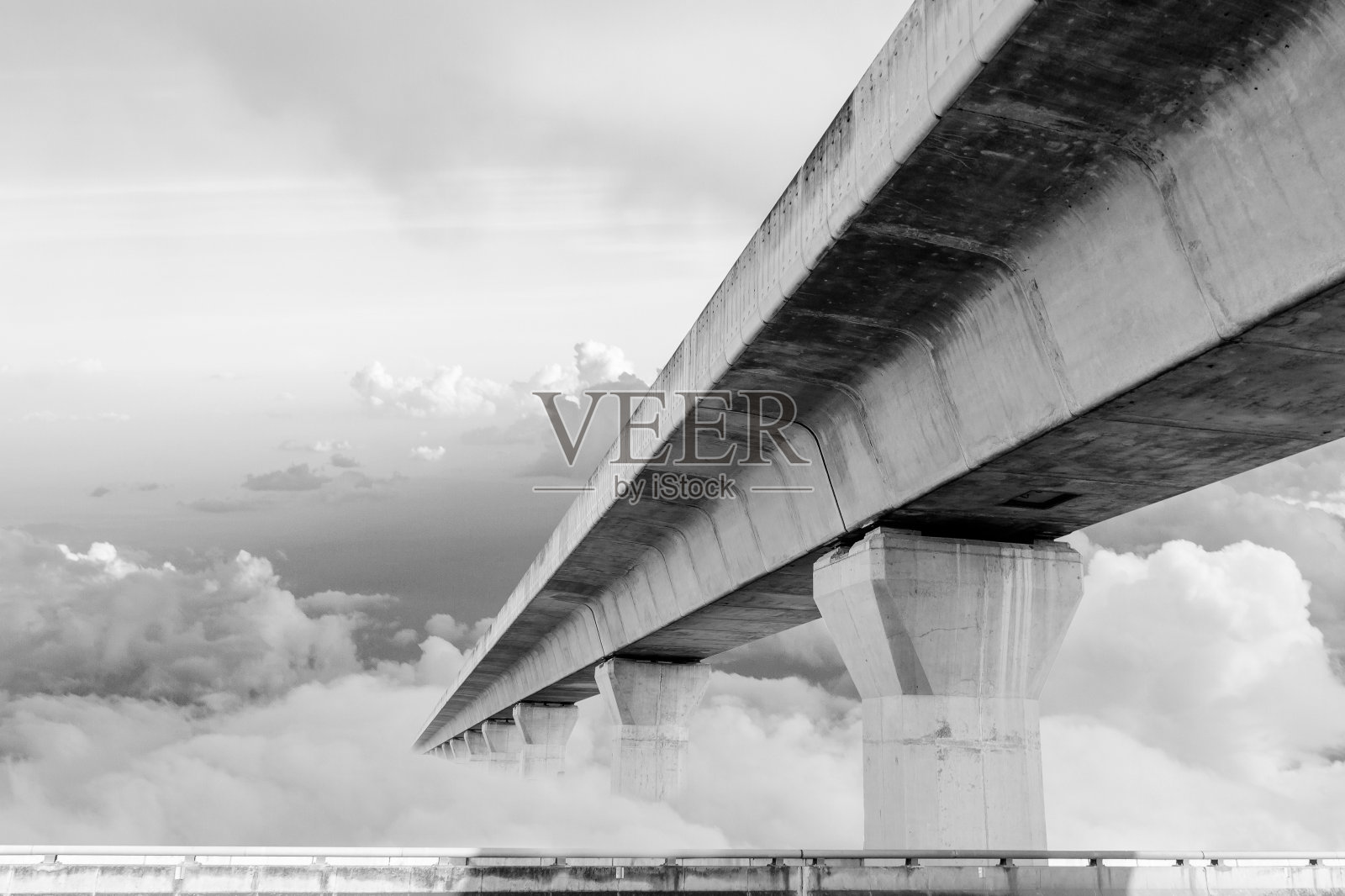 高速公路、高速公路、高速公路是现代城市的交通基础设施，城市景观映衬着多云的天空背景。照片摄影图片