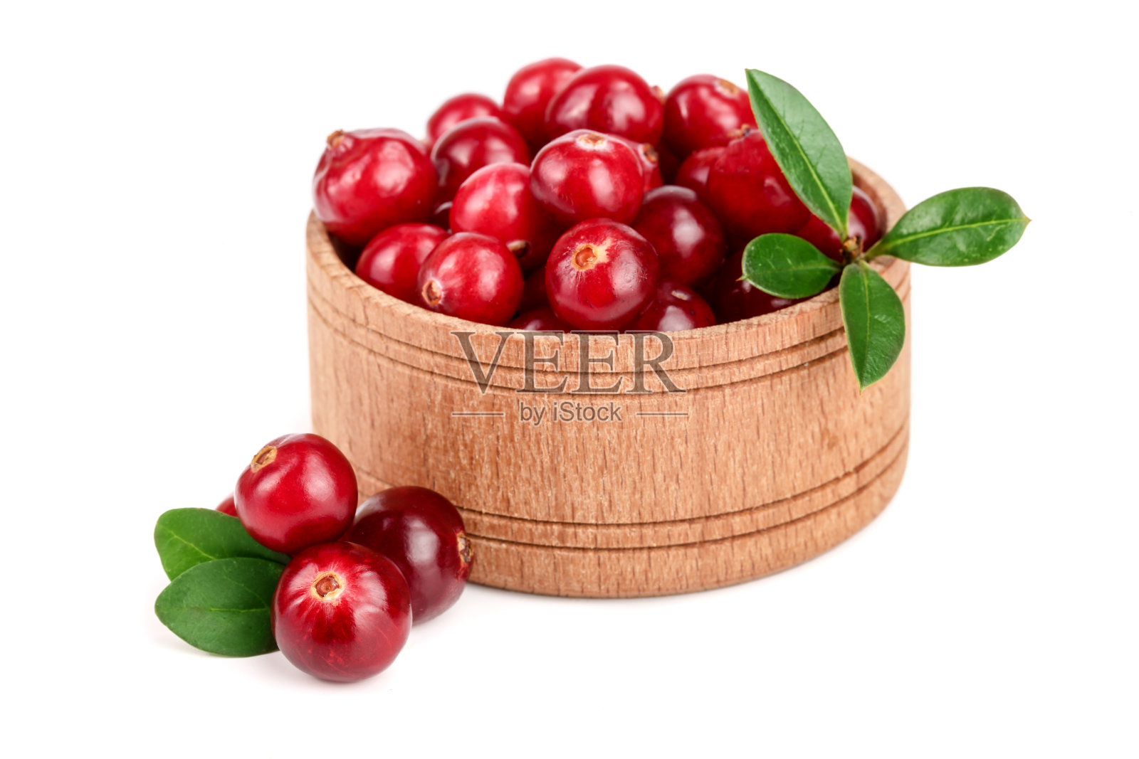 小红莓和树叶在木碗孤立的白色背景特写照片摄影图片