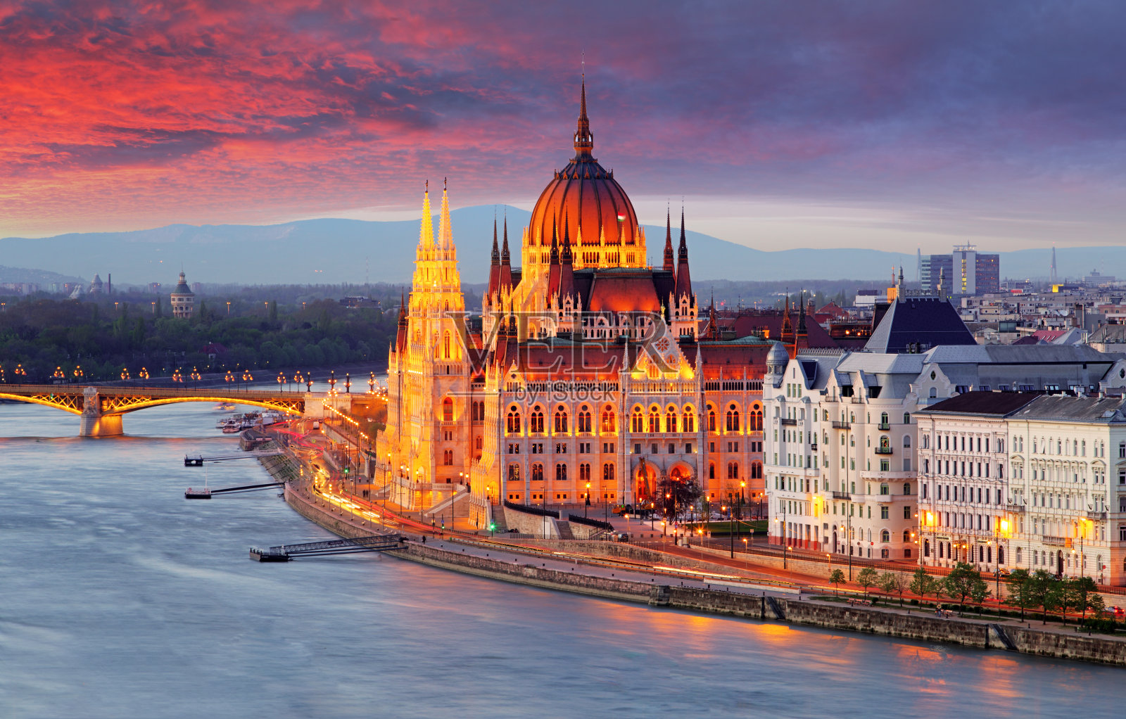 匈牙利议会，日落时分的布达佩斯照片摄影图片