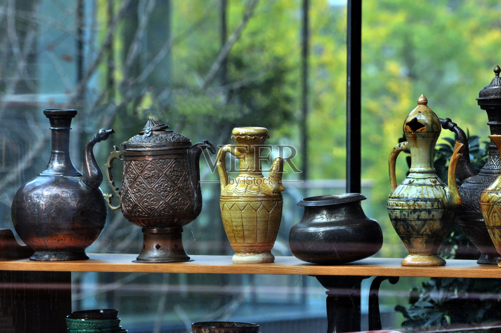 装饰陶器和瓶子陈列在商店照片摄影图片