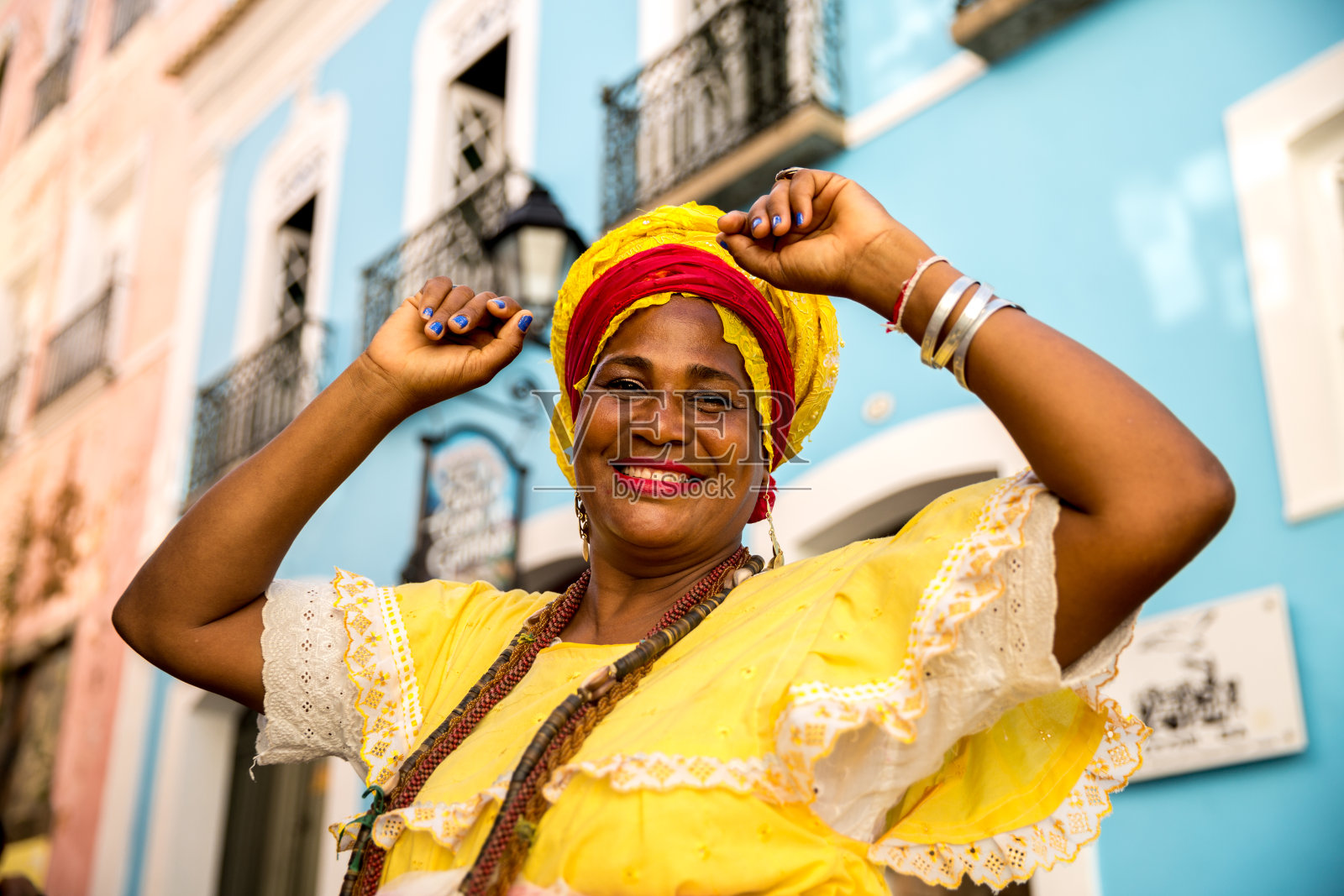 美丽的巴西女人“Baiana”在佩洛里尼奥，萨尔瓦多，巴伊亚的当地服装照片摄影图片