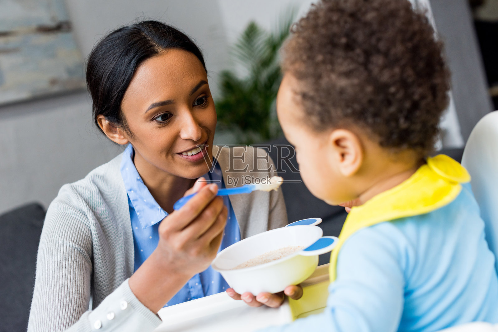 非裔美国母亲在喂养婴儿照片摄影图片