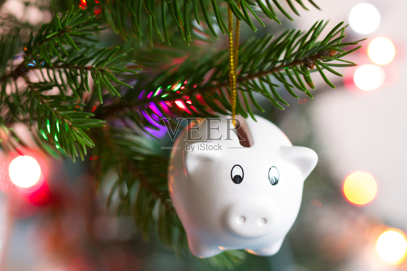 用存钱罐和圣诞树来省钱和圣诞理念照片摄影图片