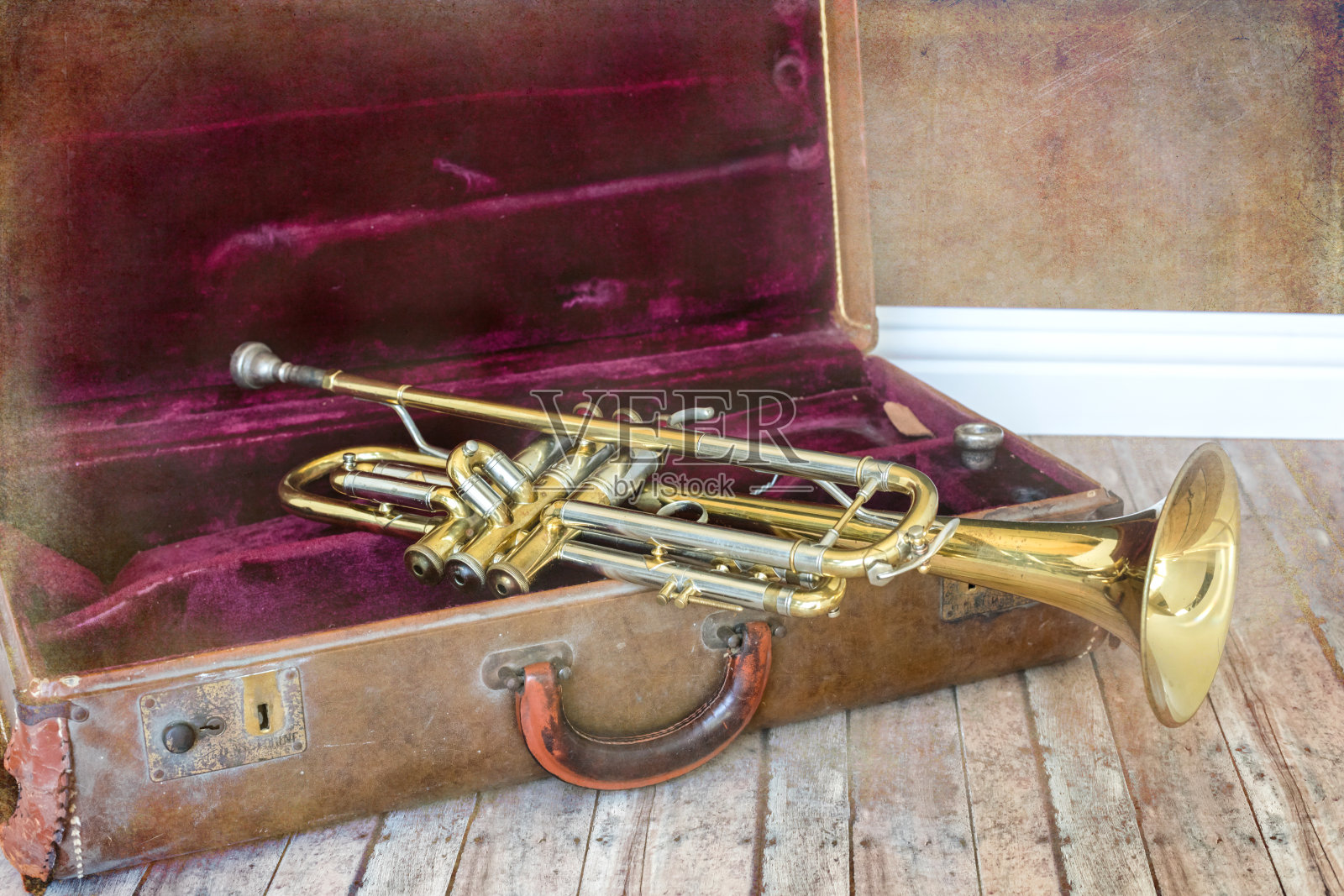 铜管喇叭躺在一个旧天鹅绒内衬音乐盒照片摄影图片