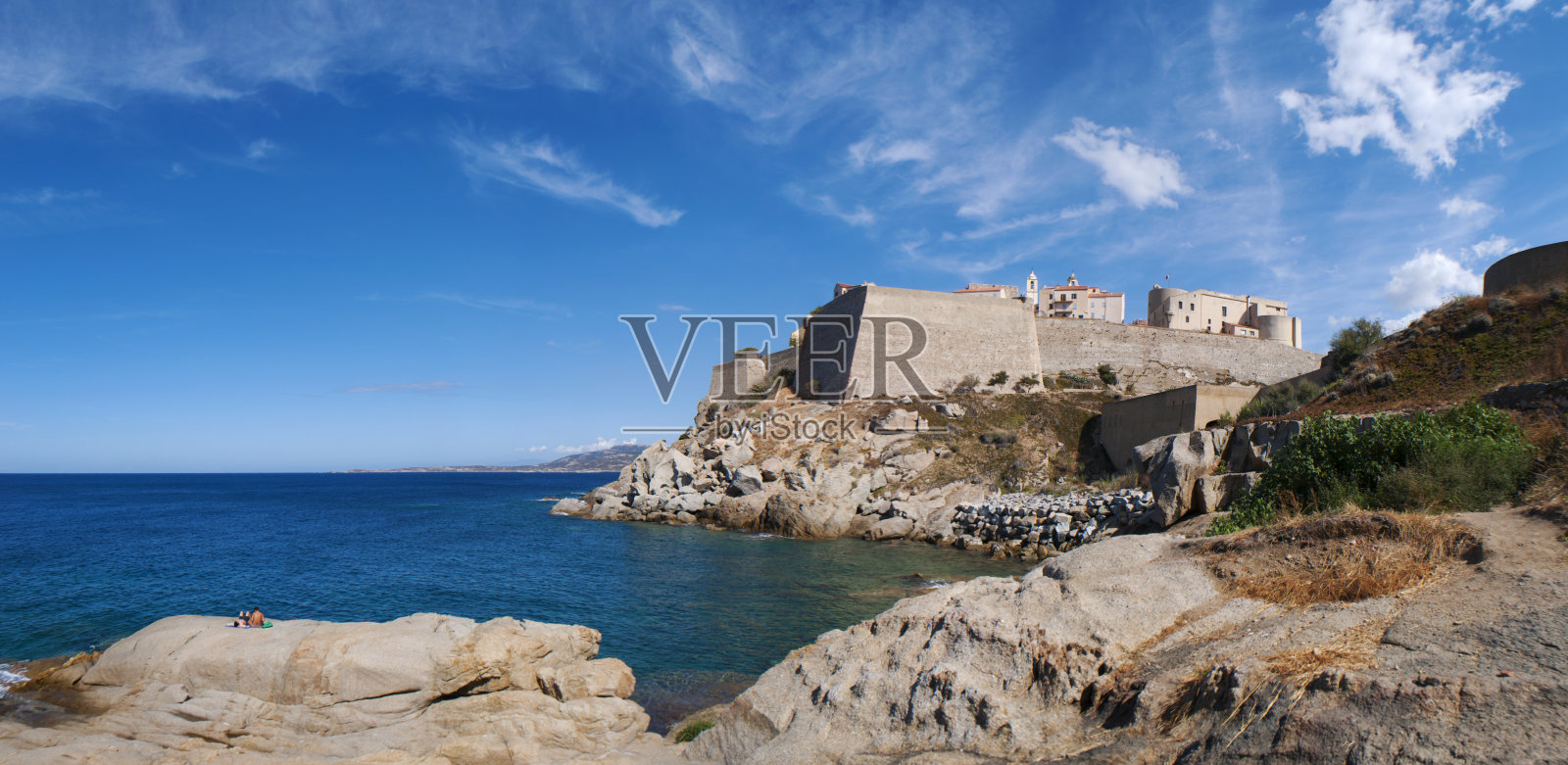 科西嘉岛:地中海和古代卡尔维城堡的天际线与古老的墙壁照片摄影图片