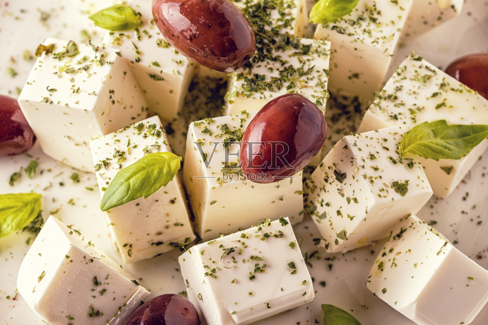 希腊羊乳酪配牛至和橄榄照片摄影图片
