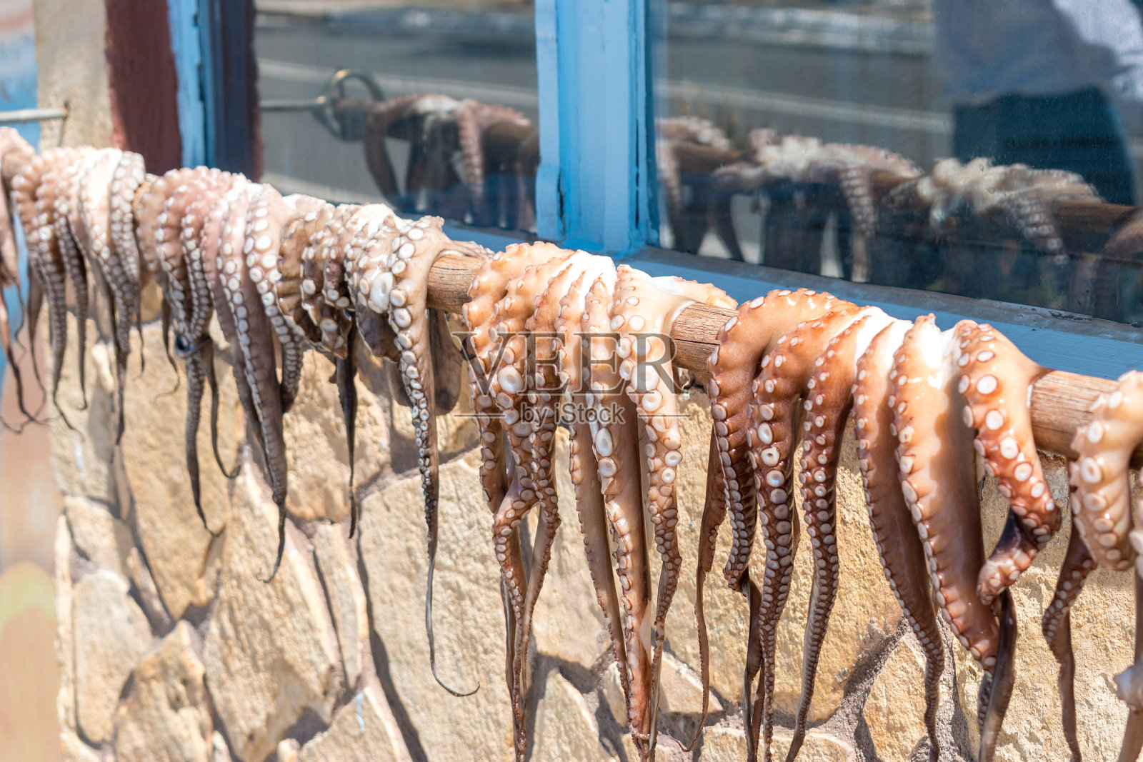 晒干章鱼，传统的希腊海鲜。克里特岛。照片摄影图片