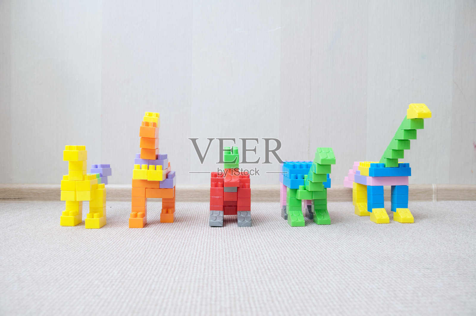 用塑料构造器积木套装玩具排成一排的恐龙俑照片摄影图片