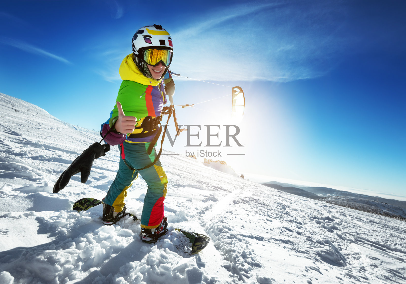 快乐的女士滑雪板与雪风筝照片摄影图片