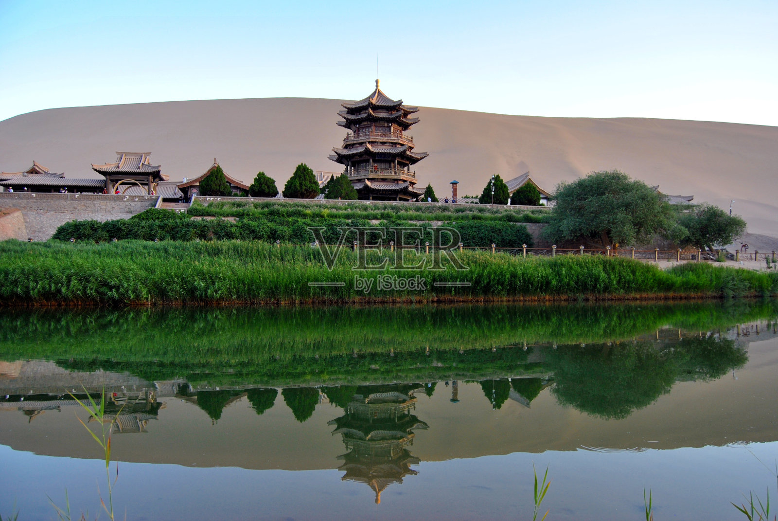 月牙湖和宝塔在鸣沙山沙丘在敦煌，甘肃省，中国照片摄影图片