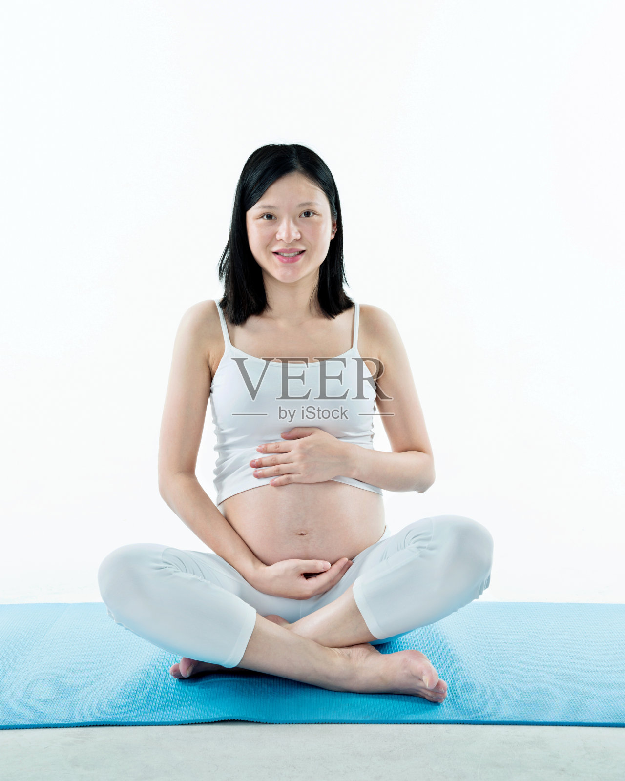 孕妇坐在运动垫上照片摄影图片