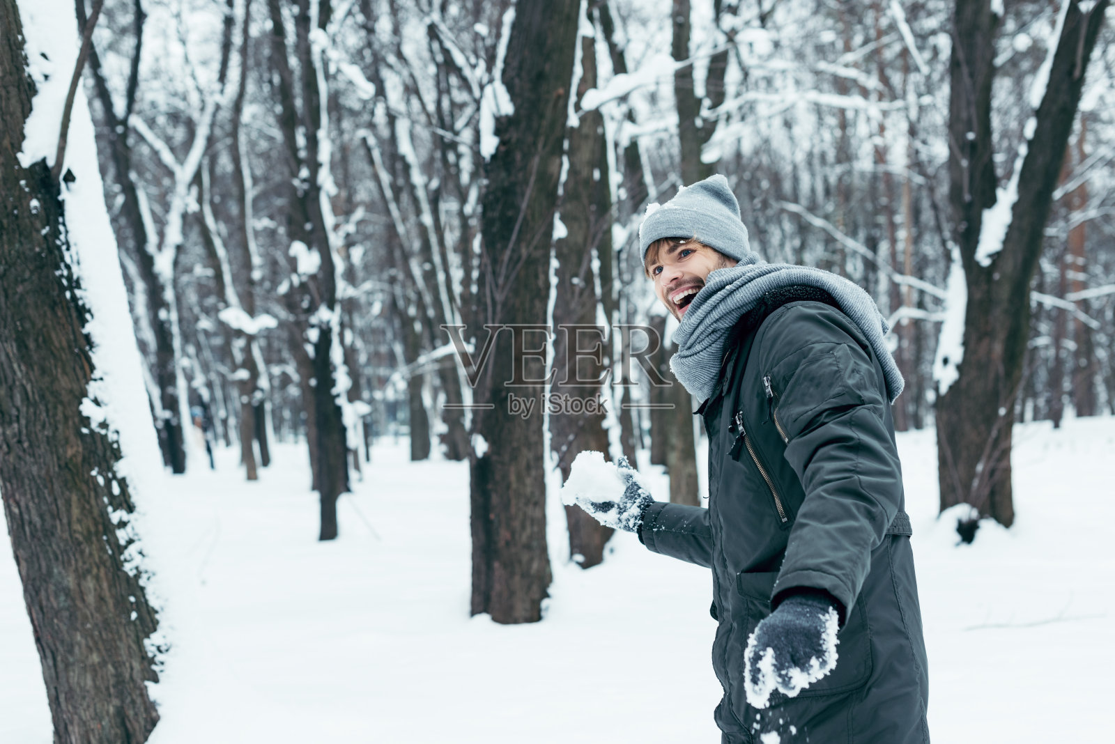 快乐的年轻人在冬季公园玩雪的肖像照片摄影图片