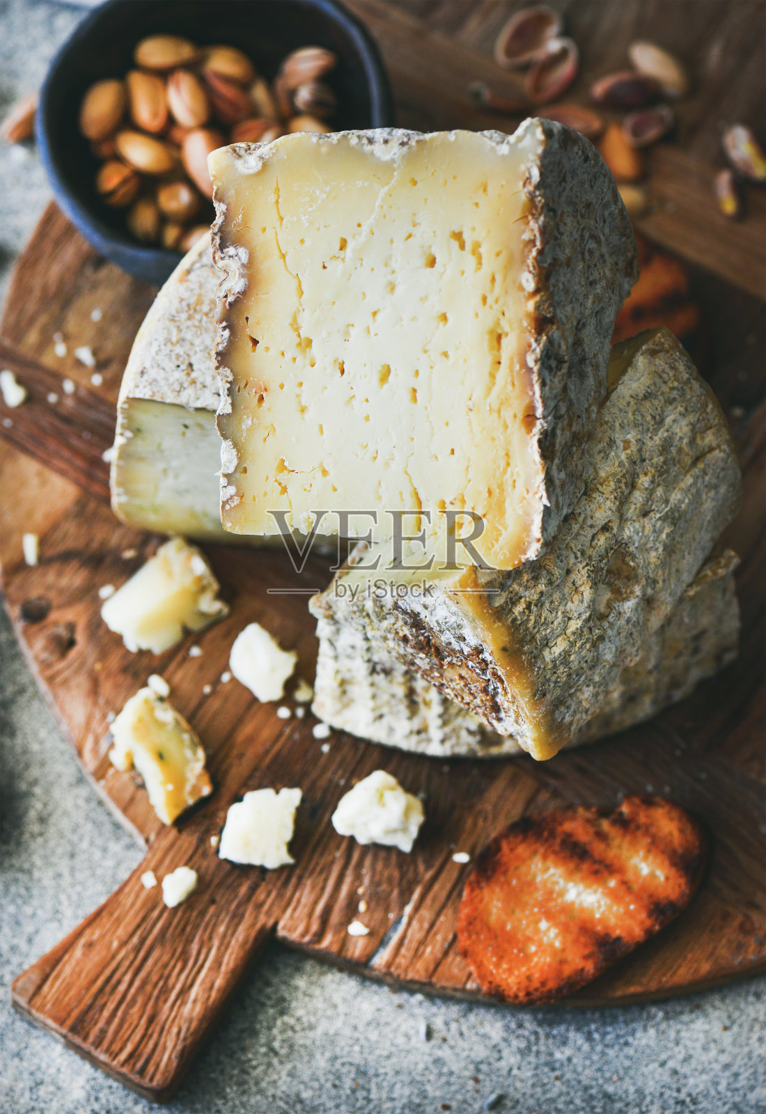 奶酪拼盘，坚果，蜂蜜和面包，特写照片摄影图片