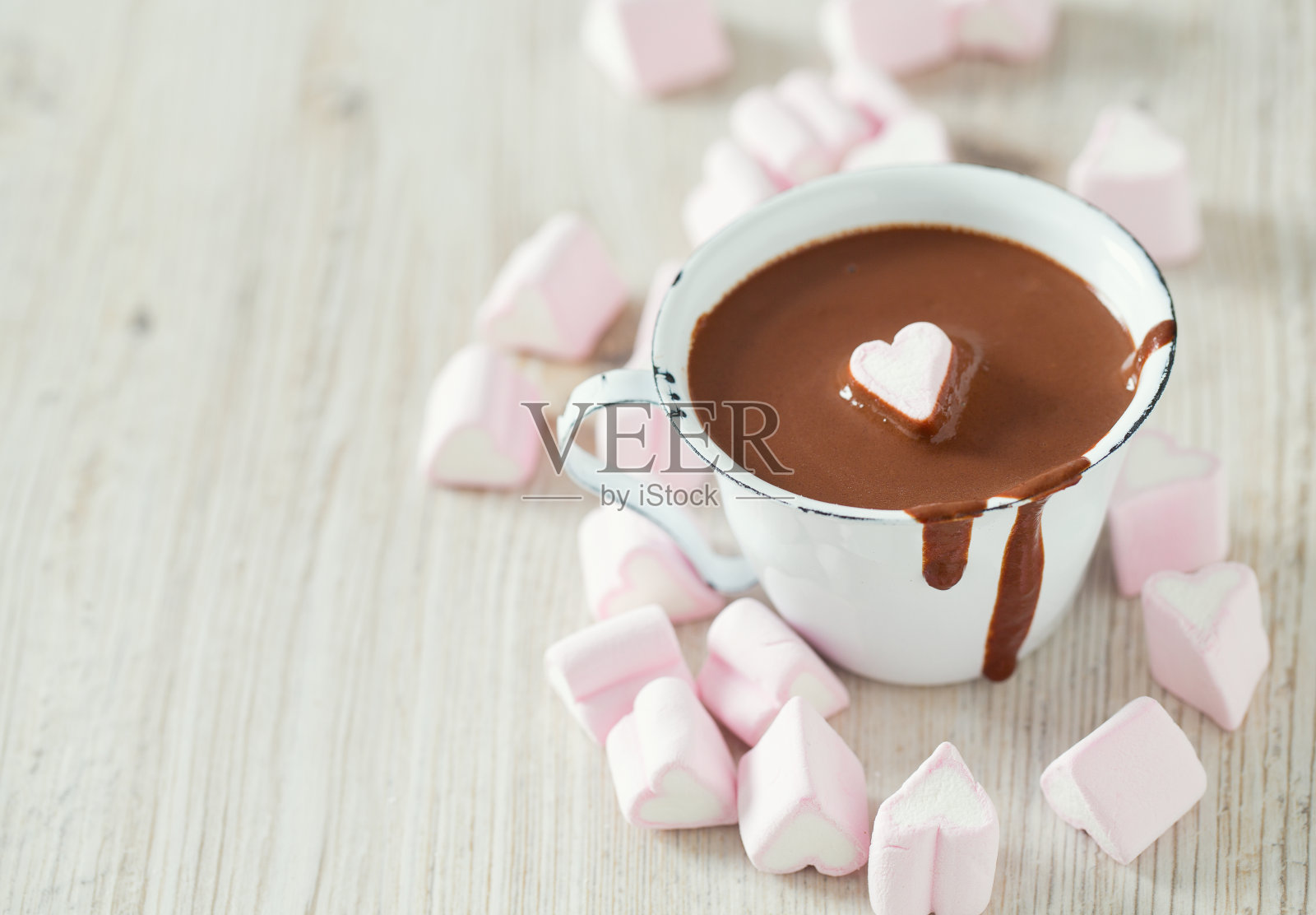 木桌上放着热巧克力和心形棉花糖照片摄影图片