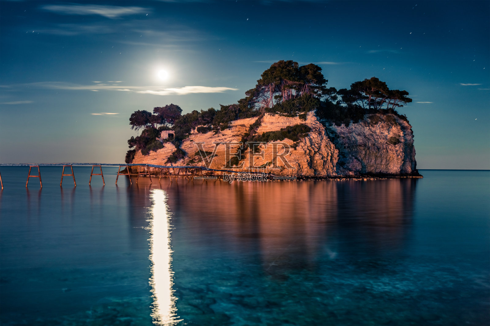 卡梅奥岛美妙的夜景。欧洲，希腊，Zakinthos岛，Sostis港，美妙的春景。自然美的概念背景。照片摄影图片